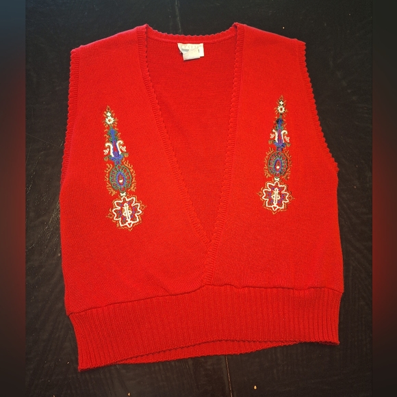 Leslie Fay Sweaters - vintage Leslie Fay red sleeveless sweater embroidered  vest size 10